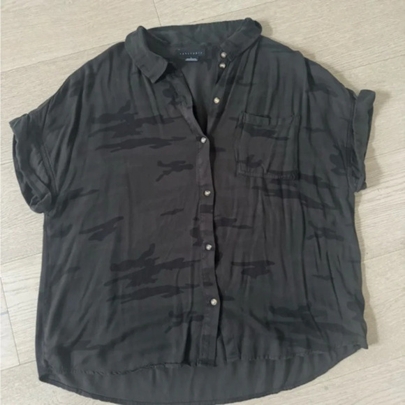 Sanctuary short sleeve button down army green/camouflage button down -large - Picture 1 of 5
